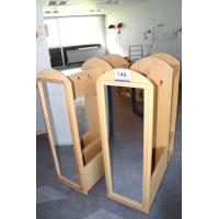 2 verrijdbare houten kapstokken vv spiegel